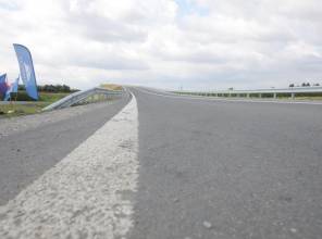 Zdjęcie przedstawia fragment nowo wybudowanej drogi
