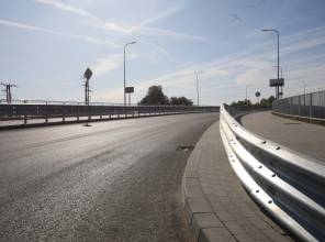 Zdjęcie przedstawia nowo wybudowany obiekt mostowy
