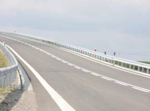 Zdjęcie przedstawia fragment nowo wybudowanej drogi