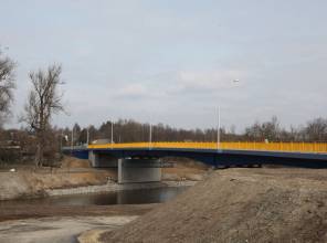 Zdjęcie przedstawia nowo wybudowany obiekt mostowy