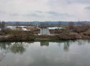 <p><span style="font-size:16px"><strong>Zadanie składa się z dw&oacute;ch etap&oacute;w:</strong></span></p>

<p>Etap I: <strong>&bdquo;Budowa nowego odcinka drogi wojew&oacute;dzkiej nr 865 Jarosław &ndash; Bełżec wraz z budową mostu na rzece San w m. Munina - Sobiecin&rdquo;</strong><br />
Opracowanie dokumentacji projektowej wraz z decyzją ZRID wsp&oacute;łfinansowane było z Rządowego Programu Uzupełniania Lokalnej i Regionalnej Infrastruktury - Mosty dla Region&oacute;w<br />
Wartość projektu: 1 145 302,20 PLN<br />
Wartość dofinansowania z Budżetu Państwa: 80%<br />
Wykonawca: PROMOST CONSULTING Sp. z o.o.<br />
Czas realizacji: 2020-2022</p>

<p><br />
<strong>Realizacja zadania jest dofinansowana z Rządowego Funduszu Rozwoju Dr&oacute;g - Zadania mostowe:</strong></p>

<p>Data podpisania umowy o dofinansowanie zadania: 27.07.2022 r.<br />
<strong>Wartość zadania: </strong>176 948 428,00 PLN<br />
<strong>Wartość dofinansowania z Budżetu Państwa: </strong>136 800 000,00 PLN<br />
<strong>Wykonawca:</strong> Mosty Ł&oacute;dź S.A. ul. Bratysławska 52 94-112 Ł&oacute;dź<br />
<strong>Realizacja zadania:</strong> 2023-2025</p>

<p>Etap II:<strong> &bdquo;Budowa nowego odcinka drogi wojew&oacute;dzkiej nr 865 Jarosław &ndash; Bełżec Wraz z budową i przebudową niezbędnej infrastruktury technicznej, budowli i urządzeń budowlanych w m. Sobiecin i Koniacz&oacute;w&rdquo;</strong><br />
Opracowanie dokumentacji projektowej wraz z decyzją ZRID finansowane było z Budżetu Wojew&oacute;dztwa.<br />
Wartość projektu: 565 713,90 PLN<br />
Wykonawca: PROMOST CONSULTING Sp. z o.o.<br />
Czas realizacji: 2020-2022<br />
<strong>Wykonawca:</strong> Mosty Ł&oacute;dź S.A. ul. Bratysławska 52 94-112 Ł&oacute;dź<br />
<strong>Realizacja zadania: </strong>2023-2025</p>

<p>Zadanie &bdquo;Budowa nowego odcinka drogi wojew&oacute;dzkiej nr 865 Jarosław &ndash; Bełżec Wraz z budową i przebudową niezbędnej infrastruktury technicznej, budowli i urządzeń budowlanych w m. Sobiecin i Koniacz&oacute;w&rdquo;<strong> </strong>otrzymało dofinansowanie z programu Fundusze Europejskie dla Polski Wschodniej i realizowane jest w ramach projektu pn.: <a href="http://pzdw.pl/inwestycje/w-trakcie-realizacji/fepw-2021-2027/59">"Przebudowa/rozbudowa/budowa drogi wojew&oacute;dzkiej nr 865 na odcinku Sobiecin - Cieszan&oacute;w"</a>.</p>
