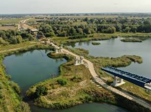 <p><span style="font-size:16px"><strong>Zadanie składa się z dw&oacute;ch etap&oacute;w:</strong></span></p>

<p>Etap I: <strong>&bdquo;Budowa nowego odcinka drogi wojew&oacute;dzkiej nr 865 Jarosław &ndash; Bełżec wraz z budową mostu na rzece San w m. Munina - Sobiecin&rdquo;</strong><br />
Opracowanie dokumentacji projektowej wraz z decyzją ZRID wsp&oacute;łfinansowane było z Rządowego Programu Uzupełniania Lokalnej i Regionalnej Infrastruktury - Mosty dla Region&oacute;w<br />
Wartość projektu: 1 145 302,20 PLN<br />
Wartość dofinansowania z Budżetu Państwa: 80%<br />
Wykonawca: PROMOST CONSULTING Sp. z o.o.<br />
Czas realizacji: 2020-2022</p>

<p><br />
<strong>Realizacja zadania jest dofinansowana z Rządowego Funduszu Rozwoju Dr&oacute;g - Zadania mostowe:</strong></p>

<p>Data podpisania umowy o dofinansowanie zadania: 27.07.2022 r.<br />
<strong>Wartość zadania: </strong>176 948 428,00 PLN<br />
<strong>Wartość dofinansowania z Budżetu Państwa: </strong>136 800 000,00 PLN<br />
<strong>Wykonawca:</strong> Mosty Ł&oacute;dź S.A. ul. Bratysławska 52 94-112 Ł&oacute;dź<br />
<strong>Realizacja zadania:</strong> 2023-2025</p>

<p>Etap II:<strong> &bdquo;Budowa nowego odcinka drogi wojew&oacute;dzkiej nr 865 Jarosław &ndash; Bełżec Wraz z budową i przebudową niezbędnej infrastruktury technicznej, budowli i urządzeń budowlanych w m. Sobiecin i Koniacz&oacute;w&rdquo;</strong><br />
Opracowanie dokumentacji projektowej wraz z decyzją ZRID finansowane było z Budżetu Wojew&oacute;dztwa.<br />
Wartość projektu: 565 713,90 PLN<br />
Wykonawca: PROMOST CONSULTING Sp. z o.o.<br />
Czas realizacji: 2020-2022<br />
<strong>Wykonawca:</strong> Mosty Ł&oacute;dź S.A. ul. Bratysławska 52 94-112 Ł&oacute;dź<br />
<strong>Realizacja zadania: </strong>2023-2025</p>

<p>Zadanie &bdquo;Budowa nowego odcinka drogi wojew&oacute;dzkiej nr 865 Jarosław &ndash; Bełżec Wraz z budową i przebudową niezbędnej infrastruktury technicznej, budowli i urządzeń budowlanych w m. Sobiecin i Koniacz&oacute;w&rdquo;<strong> </strong>otrzymało dofinansowanie z programu Fundusze Europejskie dla Polski Wschodniej i realizowane jest w ramach projektu pn.: <a href="http://pzdw.pl/inwestycje/w-trakcie-realizacji/fepw-2021-2027/59">"Przebudowa/rozbudowa/budowa drogi wojew&oacute;dzkiej nr 865 na odcinku Sobiecin - Cieszan&oacute;w"</a>.</p>
