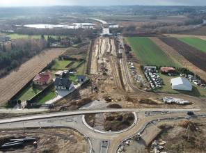 <p><span style="font-size:16px"><strong>Zadanie składa się z dw&oacute;ch etap&oacute;w:</strong></span></p>

<p>Etap I: <strong>&bdquo;Budowa nowego odcinka drogi wojew&oacute;dzkiej nr 865 Jarosław &ndash; Bełżec wraz z budową mostu na rzece San w m. Munina - Sobiecin&rdquo;</strong><br />
Opracowanie dokumentacji projektowej wraz z decyzją ZRID wsp&oacute;łfinansowane było z Rządowego Programu Uzupełniania Lokalnej i Regionalnej Infrastruktury - Mosty dla Region&oacute;w<br />
Wartość projektu: 1 145 302,20 PLN<br />
Wartość dofinansowania z Budżetu Państwa: 80%<br />
Wykonawca: PROMOST CONSULTING Sp. z o.o.<br />
Czas realizacji: 2020-2022</p>

<p><br />
<strong>Realizacja zadania jest dofinansowana z Rządowego Funduszu Rozwoju Dr&oacute;g - Zadania mostowe:</strong></p>

<p>Data podpisania umowy o dofinansowanie zadania: 27.07.2022 r.<br />
<strong>Wartość zadania: </strong>176 948 428,00 PLN<br />
<strong>Wartość dofinansowania z Budżetu Państwa: </strong>136 800 000,00 PLN<br />
<strong>Wykonawca:</strong> Mosty Ł&oacute;dź S.A. ul. Bratysławska 52 94-112 Ł&oacute;dź<br />
<strong>Realizacja zadania:</strong> 2023-2025</p>

<p>Etap II:<strong> &bdquo;Budowa nowego odcinka drogi wojew&oacute;dzkiej nr 865 Jarosław &ndash; Bełżec Wraz z budową i przebudową niezbędnej infrastruktury technicznej, budowli i urządzeń budowlanych w m. Sobiecin i Koniacz&oacute;w&rdquo;</strong><br />
Opracowanie dokumentacji projektowej wraz z decyzją ZRID finansowane było z Budżetu Wojew&oacute;dztwa.<br />
Wartość projektu: 565 713,90 PLN<br />
Wykonawca: PROMOST CONSULTING Sp. z o.o.<br />
Czas realizacji: 2020-2022<br />
<strong>Wykonawca:</strong> Mosty Ł&oacute;dź S.A. ul. Bratysławska 52 94-112 Ł&oacute;dź<br />
<strong>Realizacja zadania: </strong>2023-2025</p>

<p>Zadanie &bdquo;Budowa nowego odcinka drogi wojew&oacute;dzkiej nr 865 Jarosław &ndash; Bełżec Wraz z budową i przebudową niezbędnej infrastruktury technicznej, budowli i urządzeń budowlanych w m. Sobiecin i Koniacz&oacute;w&rdquo;<strong> </strong>otrzymało dofinansowanie z programu Fundusze Europejskie dla Polski Wschodniej i realizowane jest w ramach projektu pn.: <a href="http://pzdw.pl/inwestycje/w-trakcie-realizacji/fepw-2021-2027/59">"Przebudowa/rozbudowa/budowa drogi wojew&oacute;dzkiej nr 865 na odcinku Sobiecin - Cieszan&oacute;w"</a>.</p>
