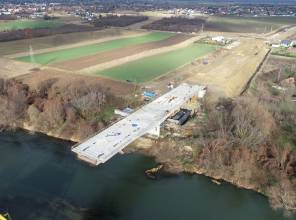 <p><span style="font-size:16px"><strong>Zadanie składa się z dw&oacute;ch etap&oacute;w:</strong></span></p>

<p>Etap I: <strong>&bdquo;Budowa nowego odcinka drogi wojew&oacute;dzkiej nr 865 Jarosław &ndash; Bełżec wraz z budową mostu na rzece San w m. Munina - Sobiecin&rdquo;</strong><br />
Opracowanie dokumentacji projektowej wraz z decyzją ZRID wsp&oacute;łfinansowane było z Rządowego Programu Uzupełniania Lokalnej i Regionalnej Infrastruktury - Mosty dla Region&oacute;w<br />
Wartość projektu: 1 145 302,20 PLN<br />
Wartość dofinansowania z Budżetu Państwa: 80%<br />
Wykonawca: PROMOST CONSULTING Sp. z o.o.<br />
Czas realizacji: 2020-2022</p>

<p><br />
<strong>Realizacja zadania jest dofinansowana z Rządowego Funduszu Rozwoju Dr&oacute;g - Zadania mostowe:</strong></p>

<p>Data podpisania umowy o dofinansowanie zadania: 27.07.2022 r.<br />
<strong>Wartość zadania: </strong>176 948 428,00 PLN<br />
<strong>Wartość dofinansowania z Budżetu Państwa: </strong>136 800 000,00 PLN<br />
<strong>Wykonawca:</strong> Mosty Ł&oacute;dź S.A. ul. Bratysławska 52 94-112 Ł&oacute;dź<br />
<strong>Realizacja zadania:</strong> 2023-2025</p>

<p>Etap II:<strong> &bdquo;Budowa nowego odcinka drogi wojew&oacute;dzkiej nr 865 Jarosław &ndash; Bełżec Wraz z budową i przebudową niezbędnej infrastruktury technicznej, budowli i urządzeń budowlanych w m. Sobiecin i Koniacz&oacute;w&rdquo;</strong><br />
Opracowanie dokumentacji projektowej wraz z decyzją ZRID finansowane było z Budżetu Wojew&oacute;dztwa.<br />
Wartość projektu: 565 713,90 PLN<br />
Wykonawca: PROMOST CONSULTING Sp. z o.o.<br />
Czas realizacji: 2020-2022<br />
<strong>Wykonawca:</strong> Mosty Ł&oacute;dź S.A. ul. Bratysławska 52 94-112 Ł&oacute;dź<br />
<strong>Realizacja zadania: </strong>2023-2025</p>

<p>Zadanie &bdquo;Budowa nowego odcinka drogi wojew&oacute;dzkiej nr 865 Jarosław &ndash; Bełżec Wraz z budową i przebudową niezbędnej infrastruktury technicznej, budowli i urządzeń budowlanych w m. Sobiecin i Koniacz&oacute;w&rdquo;<strong> </strong>otrzymało dofinansowanie z programu Fundusze Europejskie dla Polski Wschodniej i realizowane jest w ramach projektu pn.: <a href="http://pzdw.pl/inwestycje/w-trakcie-realizacji/fepw-2021-2027/59">"Przebudowa/rozbudowa/budowa drogi wojew&oacute;dzkiej nr 865 na odcinku Sobiecin - Cieszan&oacute;w"</a>.</p>
