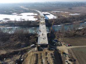 <p><span style="font-size:16px"><strong>Zadanie składa się z dw&oacute;ch etap&oacute;w:</strong></span></p>

<p>Etap I: <strong>&bdquo;Budowa nowego odcinka drogi wojew&oacute;dzkiej nr 865 Jarosław &ndash; Bełżec wraz z budową mostu na rzece San w m. Munina - Sobiecin&rdquo;</strong><br />
Opracowanie dokumentacji projektowej wraz z decyzją ZRID wsp&oacute;łfinansowane było z Rządowego Programu Uzupełniania Lokalnej i Regionalnej Infrastruktury - Mosty dla Region&oacute;w<br />
Wartość projektu: 1 145 302,20 PLN<br />
Wartość dofinansowania z Budżetu Państwa: 80%<br />
Wykonawca: PROMOST CONSULTING Sp. z o.o.<br />
Czas realizacji: 2020-2022</p>

<p><br />
<strong>Realizacja zadania jest dofinansowana z Rządowego Funduszu Rozwoju Dr&oacute;g - Zadania mostowe:</strong></p>

<p>Data podpisania umowy o dofinansowanie zadania: 27.07.2022 r.<br />
<strong>Wartość zadania: </strong>176 948 428,00 PLN<br />
<strong>Wartość dofinansowania z Budżetu Państwa: </strong>136 800 000,00 PLN<br />
<strong>Wykonawca:</strong> Mosty Ł&oacute;dź S.A. ul. Bratysławska 52 94-112 Ł&oacute;dź<br />
<strong>Realizacja zadania:</strong> 2023-2025</p>

<p>Etap II:<strong> &bdquo;Budowa nowego odcinka drogi wojew&oacute;dzkiej nr 865 Jarosław &ndash; Bełżec Wraz z budową i przebudową niezbędnej infrastruktury technicznej, budowli i urządzeń budowlanych w m. Sobiecin i Koniacz&oacute;w&rdquo;</strong><br />
Opracowanie dokumentacji projektowej wraz z decyzją ZRID finansowane było z Budżetu Wojew&oacute;dztwa.<br />
Wartość projektu: 565 713,90 PLN<br />
Wykonawca: PROMOST CONSULTING Sp. z o.o.<br />
Czas realizacji: 2020-2022<br />
<strong>Wykonawca:</strong> Mosty Ł&oacute;dź S.A. ul. Bratysławska 52 94-112 Ł&oacute;dź<br />
<strong>Realizacja zadania: </strong>2023-2025</p>

<p>Zadanie &bdquo;Budowa nowego odcinka drogi wojew&oacute;dzkiej nr 865 Jarosław &ndash; Bełżec Wraz z budową i przebudową niezbędnej infrastruktury technicznej, budowli i urządzeń budowlanych w m. Sobiecin i Koniacz&oacute;w&rdquo;<strong> </strong>otrzymało dofinansowanie z programu Fundusze Europejskie dla Polski Wschodniej i realizowane jest w ramach projektu pn.: <a href="http://pzdw.pl/inwestycje/w-trakcie-realizacji/fepw-2021-2027/59">"Przebudowa/rozbudowa/budowa drogi wojew&oacute;dzkiej nr 865 na odcinku Sobiecin - Cieszan&oacute;w"</a>.</p>
