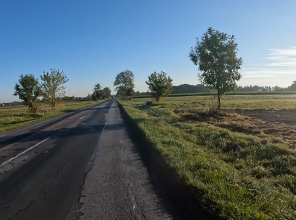 <p><strong>Projekt jest współfinansowany z Programu Fundusze Europejskie dla Polski Wschodniej 2021-2027.</strong><br />
<strong>Całkowita wartość projektu: </strong>252 959 962,96 PLN<br />
<strong>Wartość dofinansowania:</strong> 215 015 968,51 PLN<br />
<strong>Inwestor:</strong> Województwo Podkarpackie - Podkarpacki Zarząd Dróg Wojewódzkich w Rzeszowie</p>

<p><strong>W ramach projektu realizowane są 4 zadania:</strong></p>

<p><strong>1. Budowa nowego odcinka DW 865 Sobiecin-Koniaczów</strong><br />
Wykonawca: Mosty Łódź S.A.<br />
Wartość robót budowlanych: 34 721 143,18 PLN<br />
Inżynier kontraktu: ZDI Sp. z o.o.<br />
Realizacja: 2023-2025<br />
<strong>2. Przebudowa i rozbudowa DW 865 na odcinku Koniaczów-Zapałów</strong><br />
Wykonawca: Eurovia POLSKA S.A.<br />
Wartość robót budowlanych: 73 452 099,21 PLN<br />
Inżynier kontraktu: ZDI Sp. z o.o.<br />
Realizacja: 2023-2026<br />
<strong>3. Przebudowa/rozbudowa DW 865 na odcinku Zapałów-Lipina</strong><br />
Wykonawca: Przedsiębiorstwo Drogowo-Mostowe S.A. w Dębicy<br />
Wartość robót budowlanych: 40 639 534,98 PLN<br />
Inżynier kontraktu: ZDI Sp. z o.o.<br />
Realizacja: 2023-2025<br />
<strong>4. Przebudowa/rozbudowa DW 865 na odcinku Oleszyce-Cieszanów</strong><br />
Wykonawca: Przedsiębiorstwo Drogowo-Mostowe S.A. w Dębicy<br />
Wartość robót budowlanych: 93 633 667,75 PLN<br />
Inżynier kontraktu: ZDI Sp. z o.o.<br />
Realizacja: 2024-2027</p>
