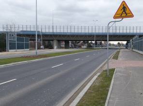 <h4><span style="font-size:14px"><strong>Inwestor:</strong> Województwo Podkarpackie - Podkarpacki Zarząd Dróg Wojewódzkich</span></h4>

<h4><span style="font-size:14px"><strong>Wykonawca:</strong> Budimex S.A.</span></h4>

<h4><span style="font-size:14px"><strong>Całkowita wartość Projektu:</strong> 148 182 206,00 PLN</span></h4>

<h4><span style="font-size:14px"><strong>Wartość dofinansowania z EFRR:</strong> 104 129 594,45 PLN</span></h4>

<h4><span style="font-size:14px"><strong>Data podpisania umowy z Wykonawcą:</strong> 20.05.2022 r.</span></h4>

<h4><span style="font-size:14px"><strong>Okres realizacji:</strong> 2022-2024</span></h4>
