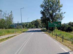 <p><strong>Tytuł projektu: Rozw&oacute;j mobilności transgranicznej: zwiększenie dostępności infrastruktury drogowej w regionach lwowskim, iwanofrankowskim, zakarpackim i podkarpackim.</strong><br />
<strong>Akronim:</strong> DriveConnect</p>

<p><strong>Projekt jest finansowany ze środk&oacute;w Unii Europejskiej w ramach&nbsp;Programu Interreg NEXT Polska - Ukraina 2021-2027.</strong></p>

<p><strong>Numer projektu</strong>: PLUA.06.01-IP.01-0003/25<br />
<strong>Lider:</strong> <a href="https://loda.gov.ua/pl/structural-unit/17107?categoryId=9607">Department of Roads of the Lviv Regional State Administration&nbsp;</a><br />
<strong>Partnerzy:</strong> Wojew&oacute;dztwo Podkarpackie - Podkarpacki Zarząd Dr&oacute;g Wojew&oacute;dzkich w Rzeszowie,<br />
<a href="https://www.facebook.com/serviceforrestorationzakarpattia/?locale=uk_UA">Service for Restoration and Development of Infrastructure in Zakarpattia Oblast</a>,<br />
<a href="https://www.facebook.com/DorogyPrykarpattya/?locale=uk_UA">The State Organization &ldquo;Roads of Prykarpattia&rdquo;</a></p>

<p><strong>Wydatki og&oacute;łem: </strong>20 436 955,20 EUR<br />
<strong>Dofinansowanie UE: </strong>16 582 990,00 EUR</p>

<p><strong>Data rozpoczęcia:</strong> 2025-11-01<br />
<strong>Data podpisania umowy o dofinansowanie:</strong> 2025-12-15<br />
<strong>Data zakończenia:</strong> 2028-04-30</p>
