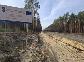 <p>Projekt jest wsp&oacute;łfinansowany z Programu Fundusze Europejskie dla Podkarpacia 2021-2027<br />
<strong>Inwestor:</strong> Wojew&oacute;dztwo Podkarpackie - Podkarpacki Zarząd Dr&oacute;g Wojew&oacute;dzkich w Rzeszowie<br />
<strong>Wykonawca:</strong> Przedsiębiorstwo Drogowo-Mostowe S.A. w Dębicy<br />
<strong>Wartość projektu:</strong> 3 100 000,00 PLN<br />
<strong>Wartość dofinansowania: </strong>2 304 982,00 PLN<br />
<strong>Realizacja:</strong> 2025-2026</p>
