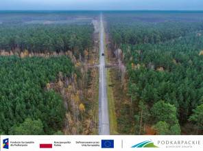 <p>Projekt jest wsp&oacute;łfinansowany z Programu Fundusze Europejskie dla Podkarpacia 2021-2027<br />
<strong>Inwestor:</strong> Wojew&oacute;dztwo Podkarpackie - Podkarpacki Zarząd Dr&oacute;g Wojew&oacute;dzkich w Rzeszowie<br />
<strong>Wykonawca:</strong> Przedsiębiorstwo Drogowo-Mostowe S.A. w Dębicy<br />
<strong>Wartość projektu:</strong> 3 100 000,00 PLN<br />
<strong>Wartość dofinansowania: </strong>2 304 982,00 PLN<br />
<strong>Realizacja:</strong> 2025-2026</p>

