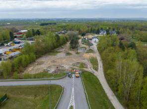 <p><strong>Wartość kontraktu:</strong> 69 560 642,00 PLN<br />
<strong>Wkład własny Województwa Podkarpackiego: </strong>4 560 642,00 PLN<br />
<strong>Dofinansowanie z Rządowego Funduszu Polski Ład: Program Inwestycji Strategicznych:</strong> 65 000 000,00 PLN<br />
<strong>Wykonawca:</strong> Konsorcjum firm ANTEX II Sp. z o.o. i Wysowa Mosty Sp. z o.o<br />
<strong>Data podpisania umowy:</strong> 3.10.2023 r.<br />
<strong>Termin realizacji:</strong> 03.06.2027 r.</p>

<p>Zadanie realizowane w systemie "zaprojekuj i wybuduj".</p>
