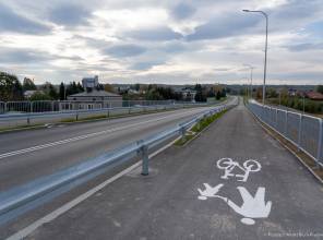 <p><strong>Inwestor:</strong> Wojew&oacute;dztwo Podkarpackie - Podkarpacki Zarząd Dr&oacute;g Wojew&oacute;dzkich w Rzeszowie<br />
<strong>Dofinansowanie z Rządowego Funduszu Polski Ład: Program Inwestycji Strategicznych: </strong>28 500 000 PLN<br />
<strong>Wartość całkowita zadania:</strong>&nbsp;51 556 058,00 PLN<br />
<strong>Konsorcjum Wykonawc&oacute;w:</strong> Lider Przedsiębiorstwo Drogowo-Mostowe S.A. z siedzibą w Dębicy z partnerem: Himmel i Papesch Opole Sp&oacute;łka z o.o<br />
<strong>Realizacja:</strong> 2024-2025</p>
