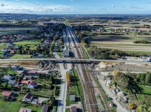 <p><strong>Inwestor:</strong> Wojew&oacute;dztwo Podkarpackie - Podkarpacki Zarząd Dr&oacute;g Wojew&oacute;dzkich w Rzeszowie<br />
<strong>Dofinansowanie z Rządowego Funduszu Polski Ład: Program Inwestycji Strategicznych: </strong>28 500 000 PLN<br />
<strong>Wartość całkowita zadania:</strong>&nbsp;51 556 058,00 PLN<br />
<strong>Konsorcjum Wykonawc&oacute;w:</strong> Lider Przedsiębiorstwo Drogowo-Mostowe S.A. z siedzibą w Dębicy z partnerem: Himmel i Papesch Opole Sp&oacute;łka z o.o<br />
<strong>Realizacja:</strong> 2024-2025</p>
