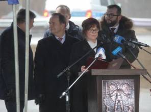 Symboliczne otwarcie drogi - zdjęcie przedstawia uczestników wydarzenia