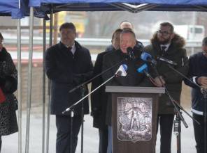 Symboliczne otwarcie drogi - zdjęcie przedstawia uczestników wydarzenia