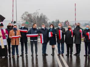 Zdjęcie przedstawia uczestników wydarzenia przecinających wstęgę