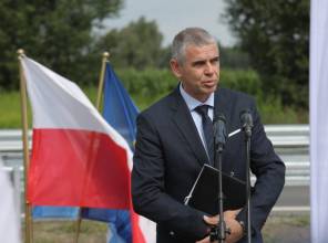 Symboliczne otwarcie drogi - zdjęcie przedstawia uczestnika wydarzenia