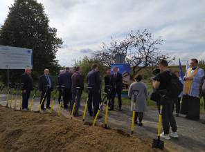 Symboliczne rozpoczęcie budowy - zdjęcie przedstawia uczestników wydarzenia