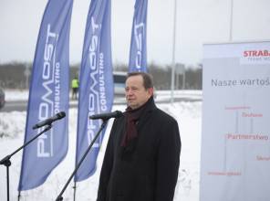 Symboliczne otwarcie drogi - zdjęcie przedstawia uczestnika wydarzenia