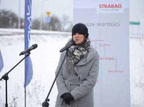 Symboliczne otwarcie drogi - zdjęcie przedstawia uczestnika wydarzenia