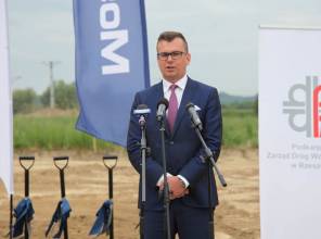 Symboliczne rozpoczęcie budowy - zdjęcie przedstawia uczestnika wydarzenia