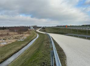 <p><strong>Wartość kontraktu:</strong> 69 560 642,00 PLN<br />
<strong>Wkład własny Województwa Podkarpackiego: </strong>4 560 642,00 PLN<br />
<strong>Dofinansowanie z Rządowego Funduszu Polski Ład: Program Inwestycji Strategicznych:</strong> 65 000 000,00 PLN<br />
<strong>Wykonawca:</strong> Konsorcjum firm ANTEX II Sp. z o.o. i Wysowa Mosty Sp. z o.o<br />
<strong>Data podpisania umowy:</strong> 3.10.2023 r.<br />
<strong>Termin realizacji:</strong> 03.06.2027 r.</p>

<p>Zadanie realizowane w systemie "zaprojekuj i wybuduj".</p>
